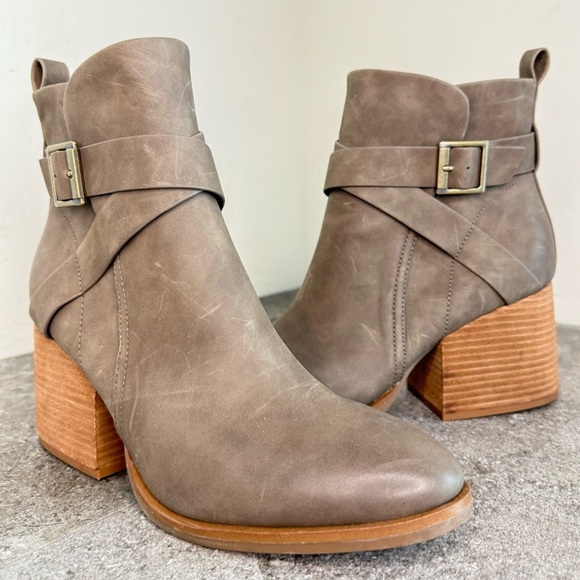 NEW Korks Shyla Taupe Suede Leather Bootie Size 10 - Picture 1 of 8